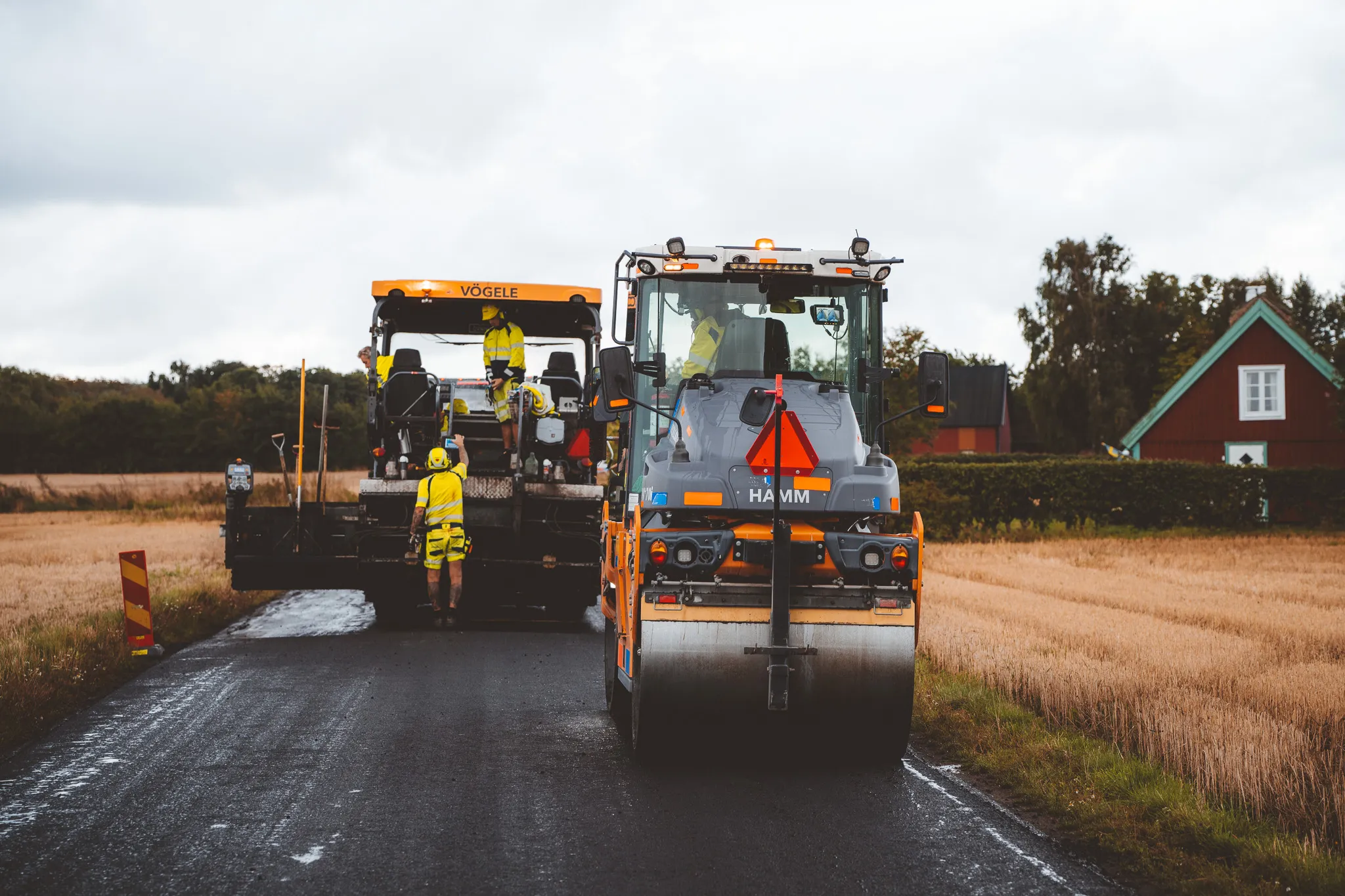 Vält och läggare på en landsväg, läggarlaget i arbete